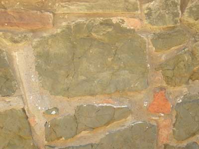 dolorite-in-wall